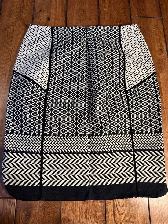 J. Crew Black and White Geo-Pattern Pencil Skirt sz. 8 - Picture 5 of 5